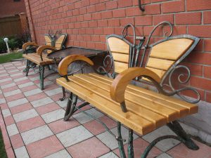 Кованая скамейка — как правильно подойти к ее изготовлению