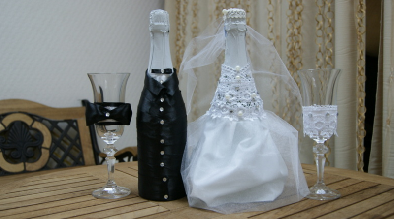 Яркое оформление бутылок и бокалов на свадьбу