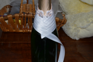 Яркое оформление бутылок и бокалов на свадьбу