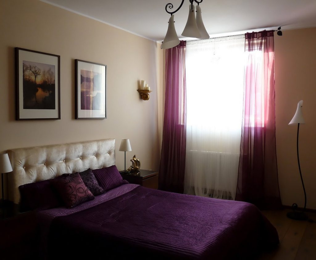 Штора для спальни с бежевыми обоями: советы по выбору и гармоничные цветовые сочетания