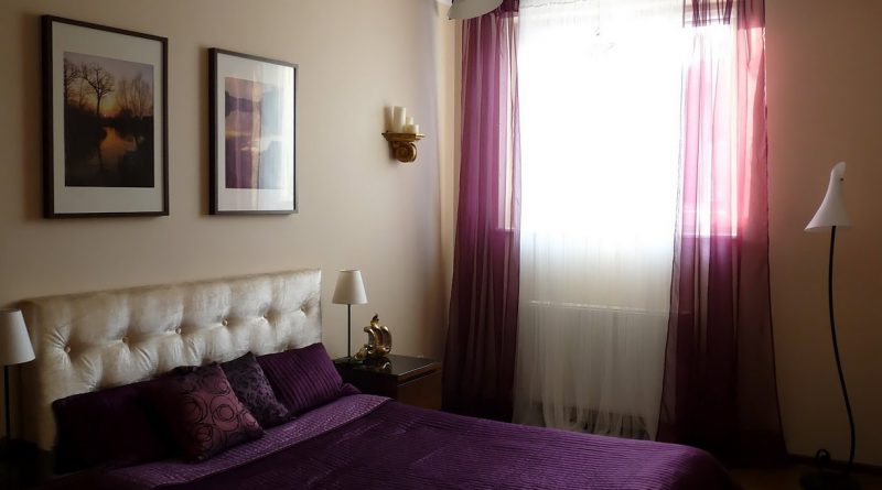 Штора для спальни с бежевыми обоями: советы по выбору и гармоничные цветовые сочетания