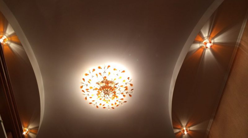 Организация освещения в натяжных потолках: монтаж и идеи для разных комнат | +70 фото