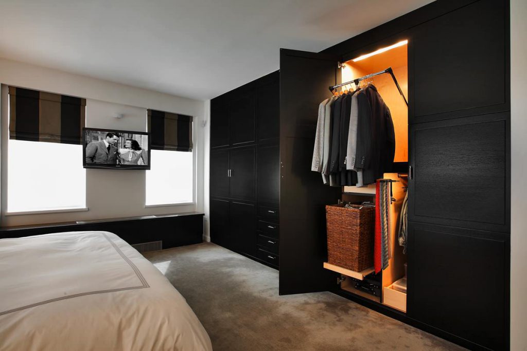 Обустройство гардеробной в спальне: интересные идеи для разных условий |+84 фото