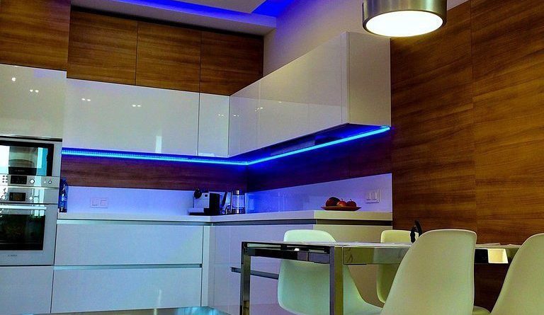 Светодиодное освещение в интерьере квартиры: плюсы и минусы (виды устройств)