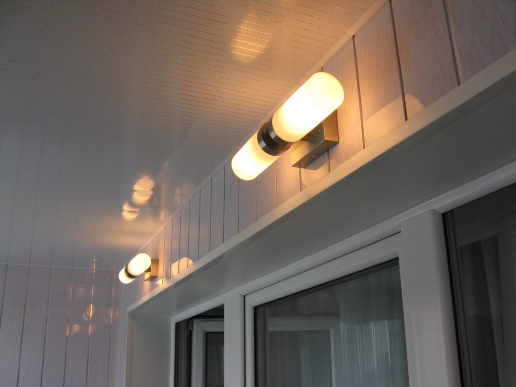 Организация освещения на балконе: свежие идеи, подготовка и монтаж