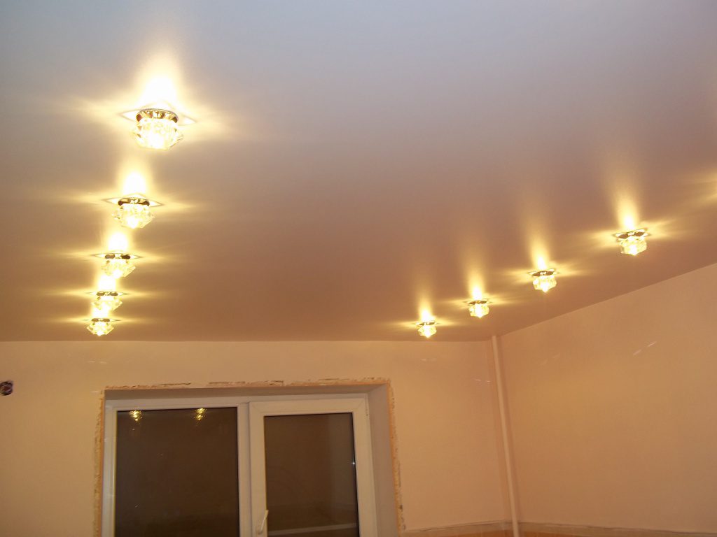 Виды освещения потолка и дизайнерские идеи для разных комнат | +80 фото