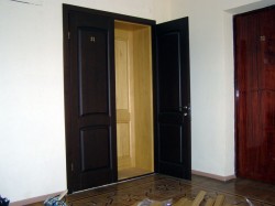 Вторая входная дверь в квартиру или дом: особенности применения металлических и деревянных дверей в фото