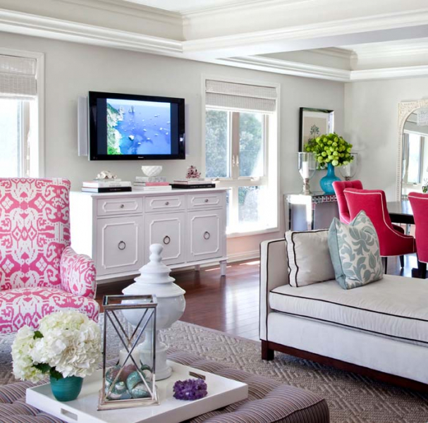 Дизайн гостиной комнаты с деталями бирюзового и малинового цветов в фото