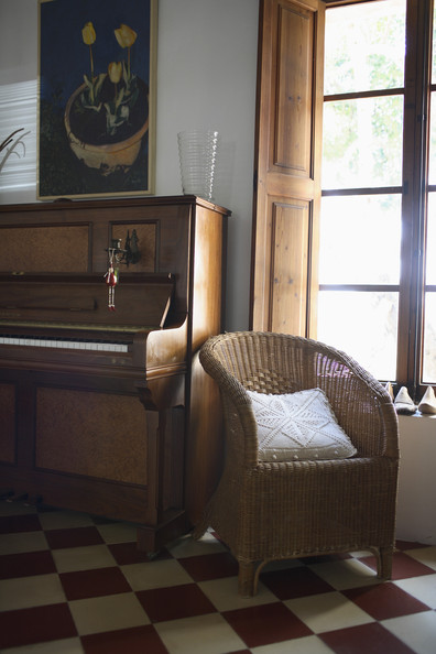 Плетеная мебель в интерьере в фото