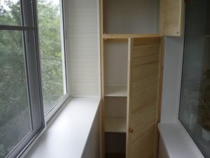 Варианты устройства шкафа на лоджии и балконе в фото