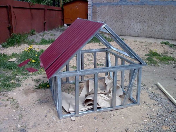 Оформление колодца: колодезный домик (открытый и закрытый) в фото