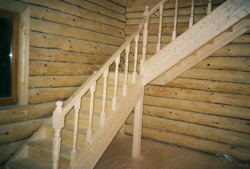 Деревянная лестница на тетивах в фото