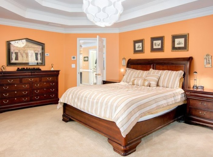 Использование персиковых обоев в спальне в фото