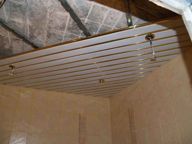 Особенности применения реечных потолков в ванной комнате в фото