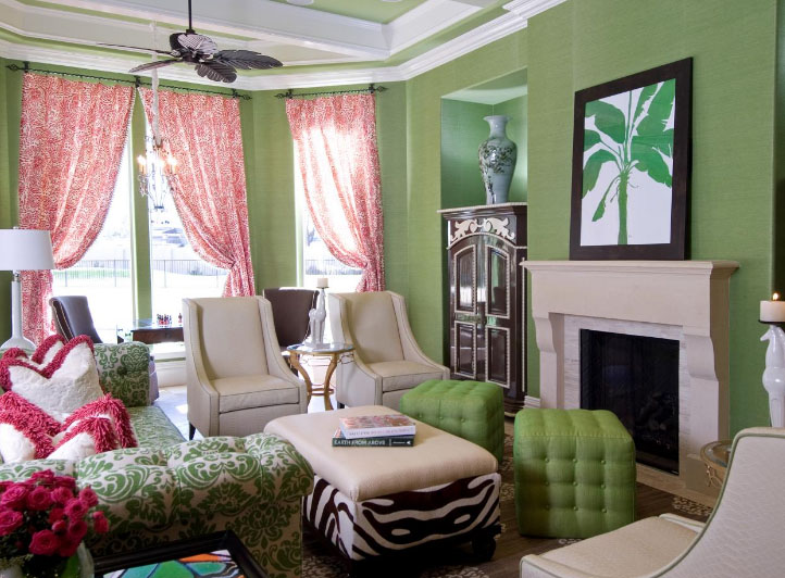 Выбираем шторы в комнату с зелеными обоями в фото