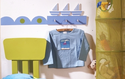 Вешалка с корабликами в детскую комнату в фото