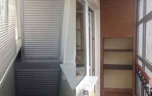 Устройство шкафа с рольставнями на балконе в фото