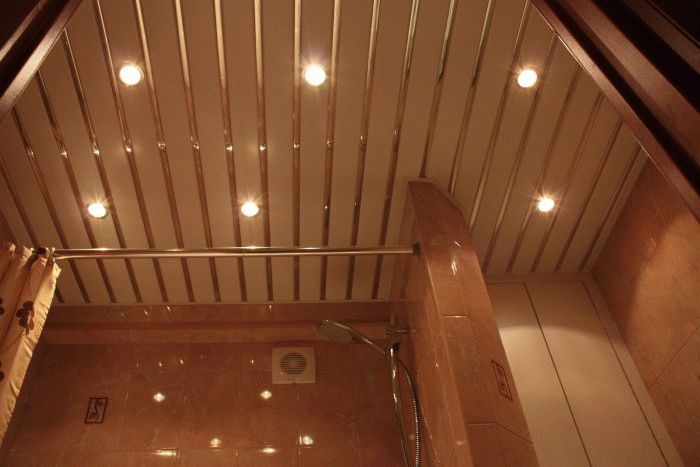 Особенности применения реечных потолков в ванной комнате в фото