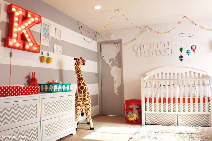 Полоска на стенах и в декоре детской комнаты в фото