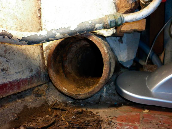 Демонтаж канализационных труб в фото