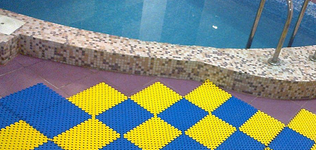 Антискользящее покрытие для бассейна в фото