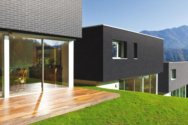 Использование фасадной клинкерной плитки для облицовки внешних стен дома в фото