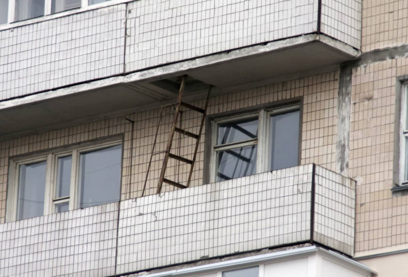 Пожарная лестница на балконе: что делать, что предусмотреть в фото