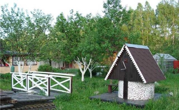 Оформление колодца: колодезный домик (открытый и закрытый) в фото