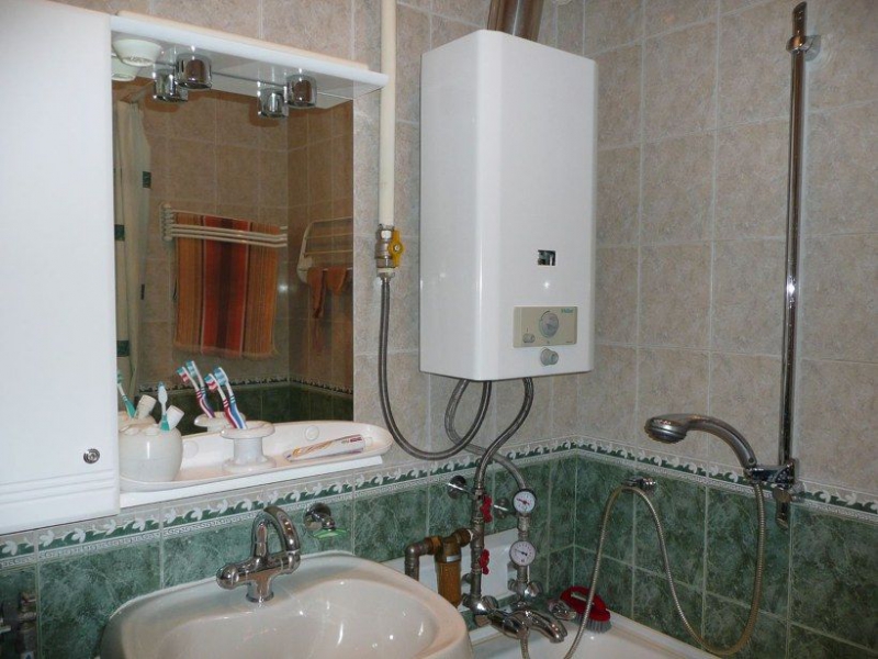 Газовая колонка в ванной комнате в фото