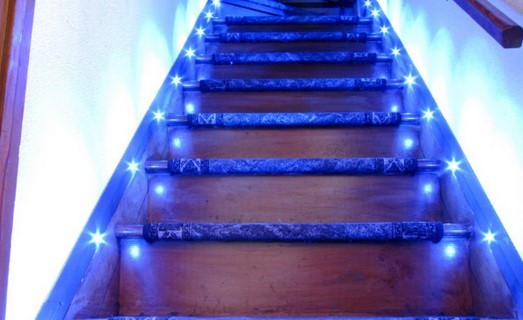 Подсветка лестницы светодиодной лентой в фото