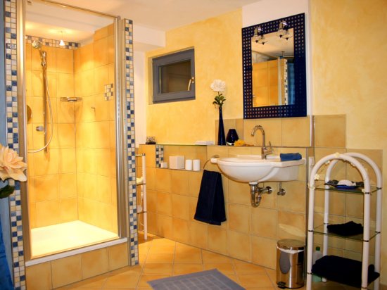Душевая кабина как элемент дизайна ванной комнаты в фото