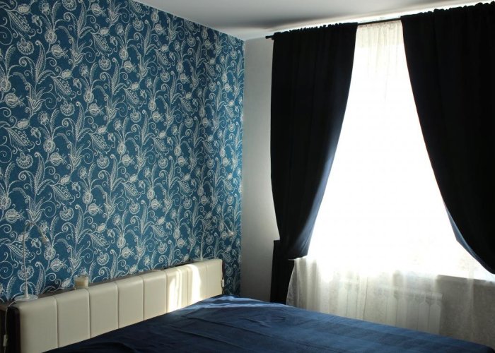Обои синего цвета в спальне в фото
