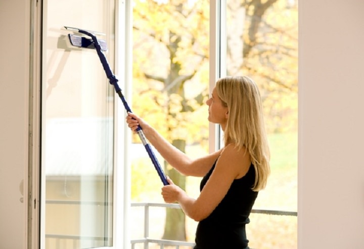 Как помыть окна на балконе снаружи: лучшие способы в фото