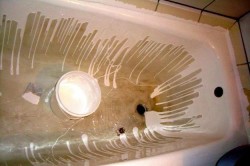 Как заменить покрытие ванны при помощи акрила? в фото