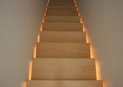 Подсветка лестницы светодиодной лентой в фото