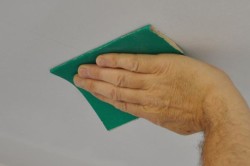Как своими руками выполнить покраску потолка из гипсокартона? в фото
