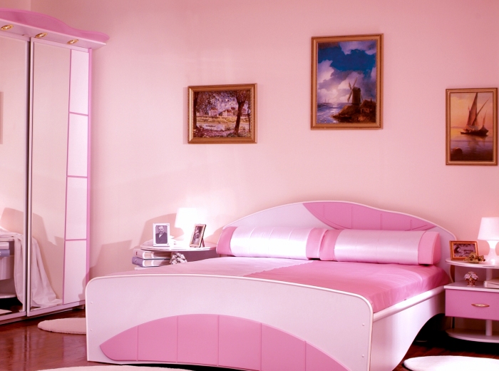 Обои розового цвета для спальни в фото