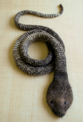 Декоративная вязаная змея в фото