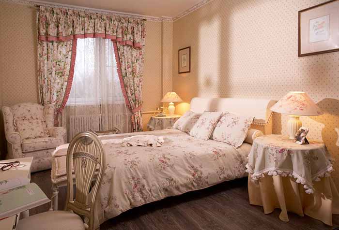 Ламбрекены в спальне – модный элемент интерьера в фото