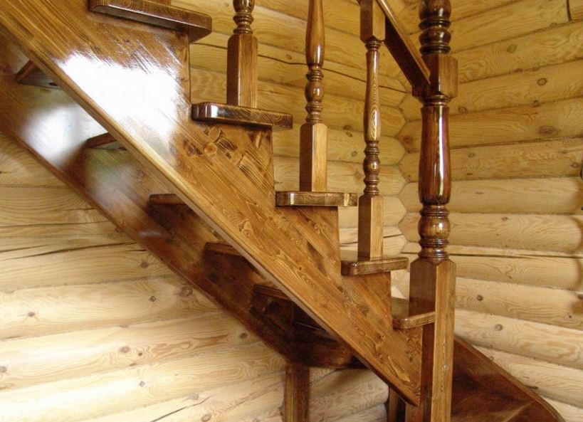 Чем покрасить деревянную лестницу: выбор лакокрасочного материала и технология окрашивания в фото