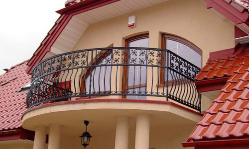 Строительство балкона в частном доме: конструкция и монтаж в фото