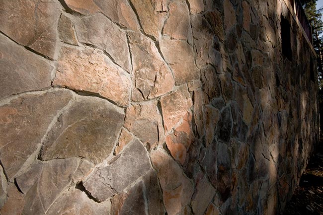Облицовка стен диким камнем — шикарный вариант в фото