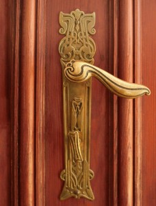 Дверные ручки на входных дверей :  какие наиболее взломоустойчивые и надежные в фото