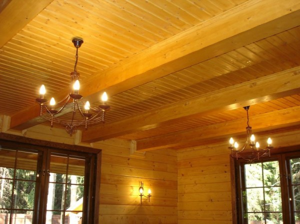 Деревянная отделка потолка — красиво и уютно в фото