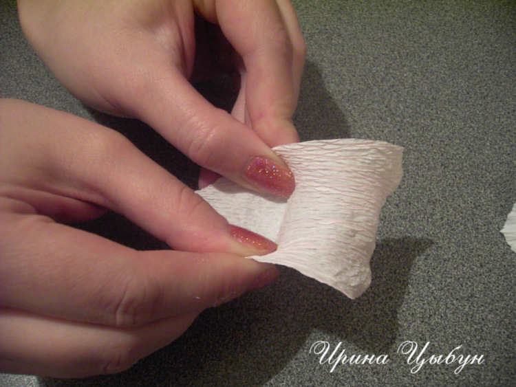 Лилии из гофрированной бумаги с конфетами своими руками с видео в фото