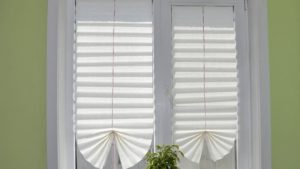 Жалюзи или шторы на пластиковые окна в фото