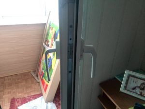 Установка двухсторонней ручки на балконную дверь в фото