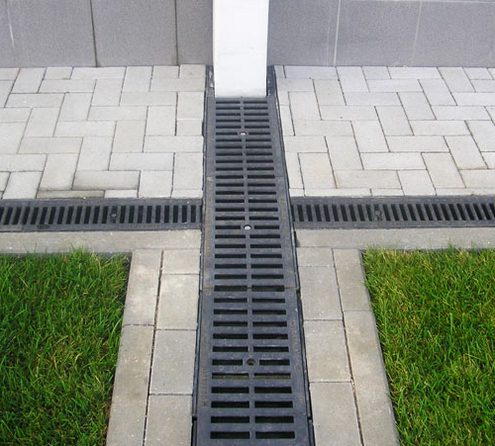 Лоток водоотводной бетонный с решеткой: железобетонный, дождевой, монтаж в фото