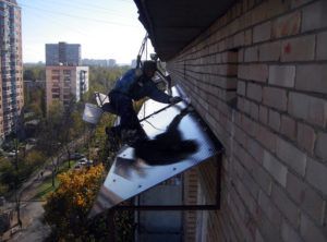 Установка козырька над балконом из поликарбоната в фото