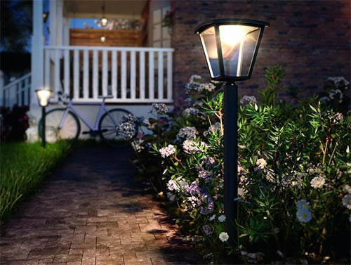 Грамотное освещение сада и придомовой территории в фото